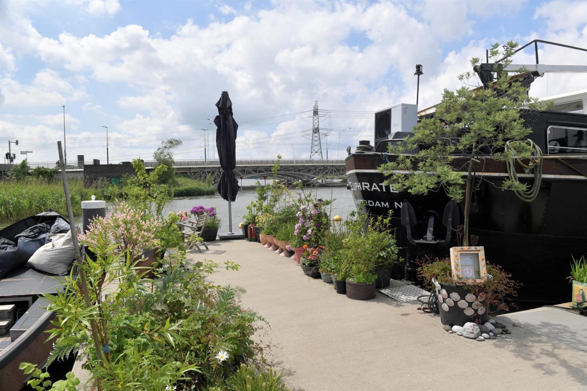 Euphrate Houseboat Hotel Amsterdam Exterior photo