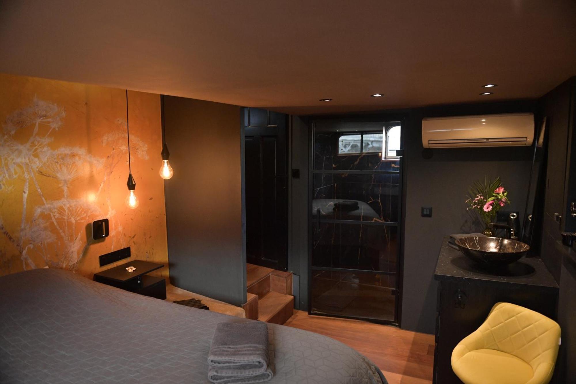 Euphrate Houseboat Hotel Amsterdam Exterior photo